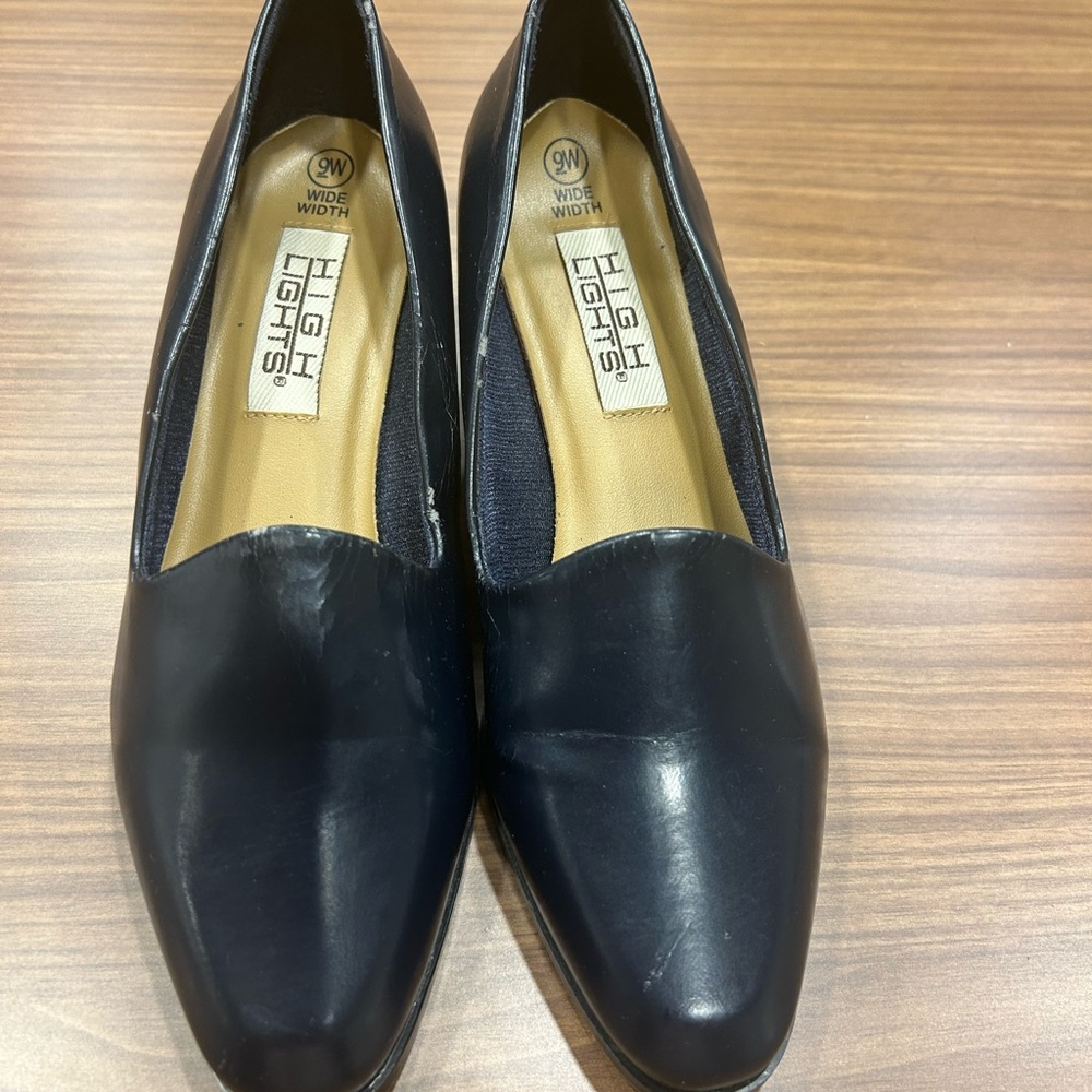 Loafers Women's Navy Loafers 9 W some peeling see pictures 
Will discount